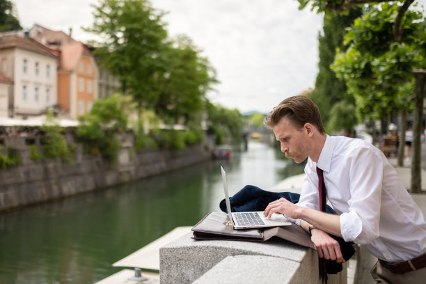 一个留着小胡子的潮男在城里闲逛图片下载