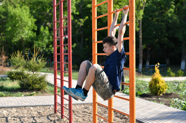 一个十几岁的男孩在户外运动场上训练，他做体育锻炼，健康的生活方式，在一个明媚的夏日图片下载