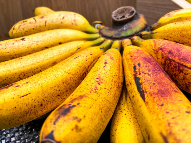 超市里展示的成熟香蕉图片下载