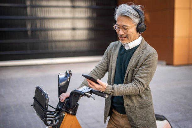 积极的年长男子与电动自行车图片下载
