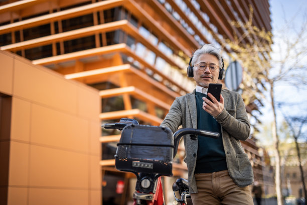 积极的年长男子与电动自行车图片下载