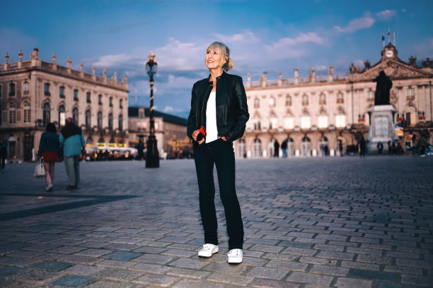 日落时分，参观法国南希的斯坦尼斯拉斯图片下载