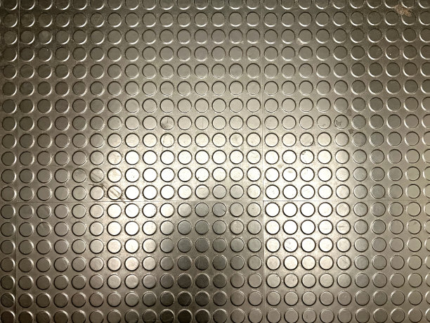 黑色塑料地板，带有防滑钉。图片下载