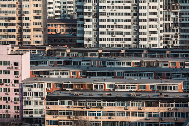 有密集窗户的现代公寓楼图片下载