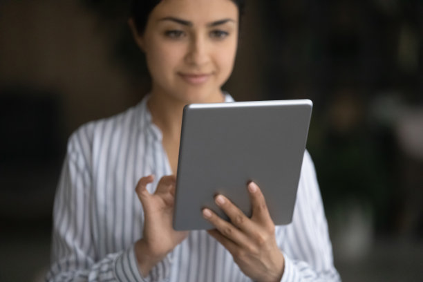 近距离聚焦数码电脑桌在女性手中。图片下载