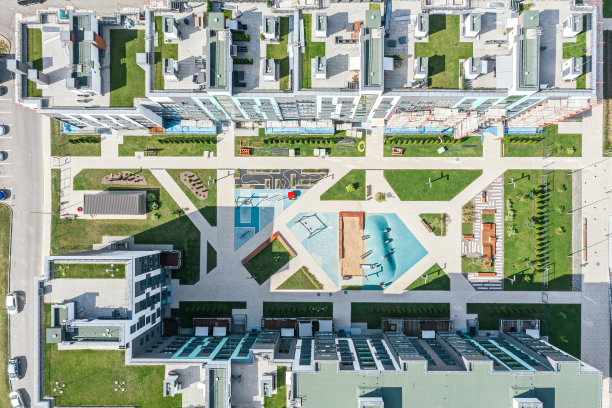 多层公寓楼庭院操场鸟瞰图图片下载