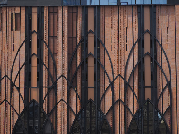 棕色地板，黑灰色钢架。图片下载