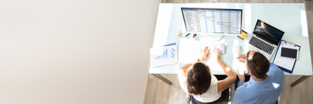 两名商人在电脑上分析甘特图图片下载