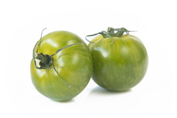 白色背景上分离的新鲜绿色番茄图片下载