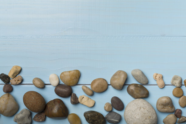 套海石在木制背景，俯瞰图片下载