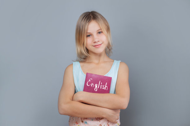 可爱的女孩与英语书。学习英语的概念。图片下载