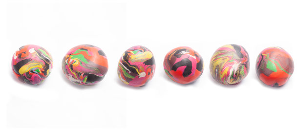 彩色粘土球孤立在白色背景图片下载