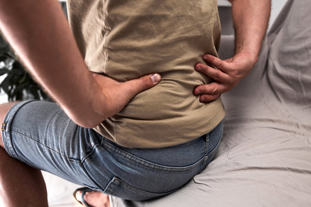 髋关节疼痛的成年白人男性。图片下载