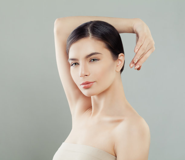 有吸引力的女人与手臂向上的肖像图片下载