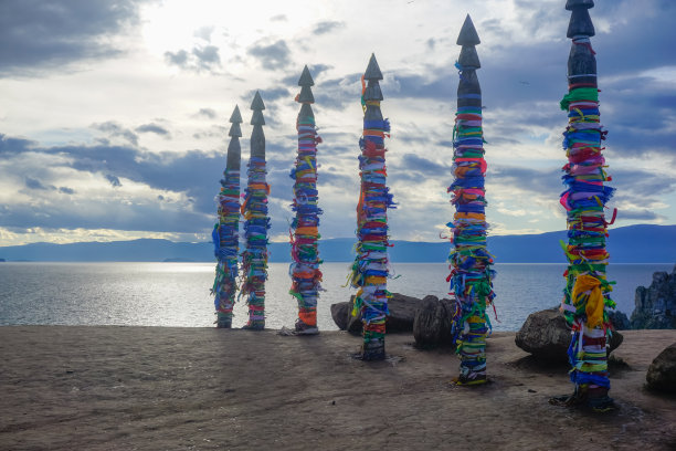 奥尔洪岛上13根塞尔日石柱的纪念碑图片下载