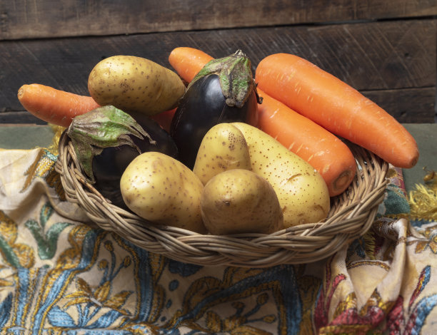 健康食品蔬菜茄子胡萝卜土豆织物桌，俯视图，复制空间。图片下载