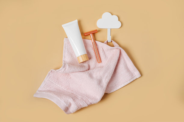 安全剃须刀与化妆瓶和毛巾在米色背景。天然护肤美容产品概念。“零浪费”的概念。塑料是免费的。图片下载