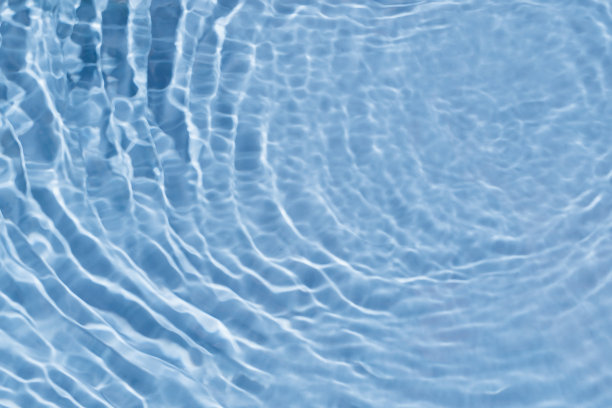 水随着绿叶荡漾。时尚的蓝色背景化妆品产品介绍。艺术的概念。本空间图片下载