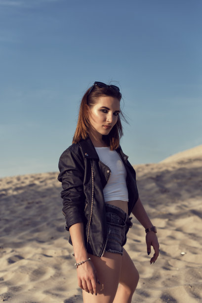 夏日阳光明媚的沙滩上图片下载