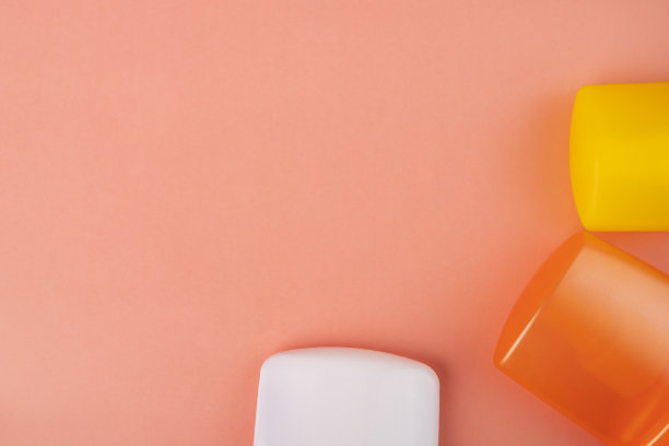 瓶子里的防晒霜在橙色背景上，有拷贝空间图片下载