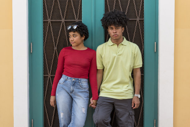 拉丁男人和女人站在门前- stock照片图片下载