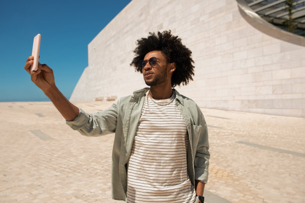 心满意足的非洲裔美国人在户外自拍图片下载