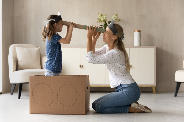 快乐可爱的小女孩和妈妈玩海盗游戏。图片下载