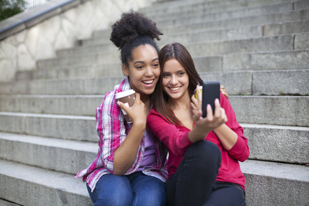 喝咖啡休息的朋友图片下载