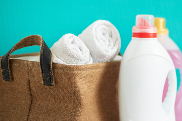 洗衣液和洗衣篮，用于洗衣机图片下载