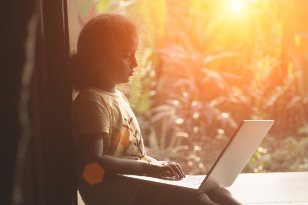 小女孩使用笔记本电脑图片下载