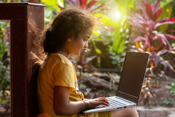 小女孩使用笔记本电脑图片下载