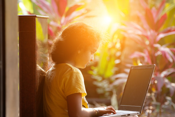 小女孩使用笔记本电脑图片下载