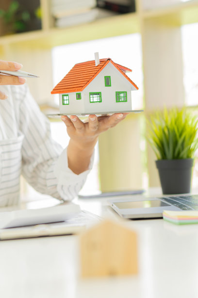 房地产经纪人，房屋销售代理，为客户提供房屋产权贷款文件，并完成房屋产权合同。在办公室的办公桌上图片下载