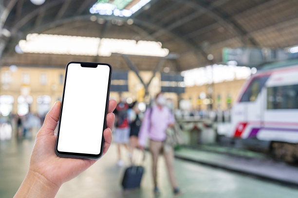 在模糊的火车站手持黑屏手机图片下载