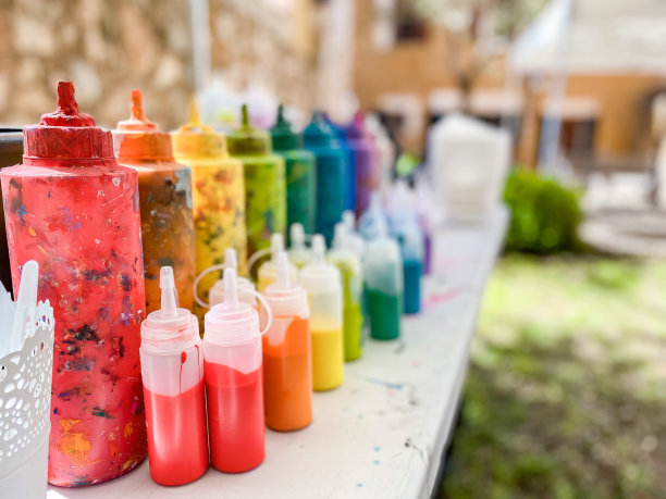 背景与彩色涂料排列形成一道彩虹图片下载