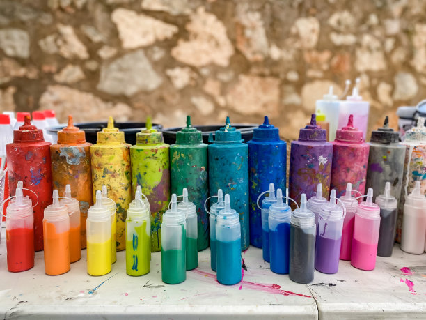 背景与彩色涂料排列形成一道彩虹图片下载