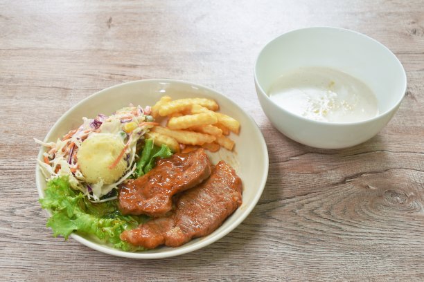 烤猪排配土豆泥烤肉酱和沙拉玉米汤图片下载