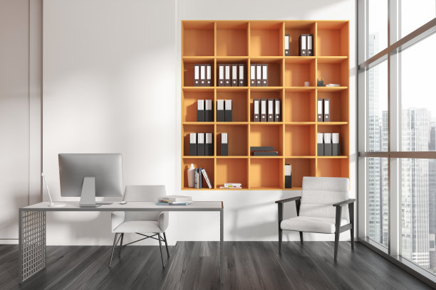 近距离观察黑暗的办公室内部全景窗户图片下载