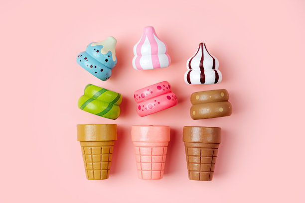 粉色背景上的木制冰淇淋。五彩缤纷的食物套装。益智玩具。可爱的孩子在厨房玩玩具。图片下载