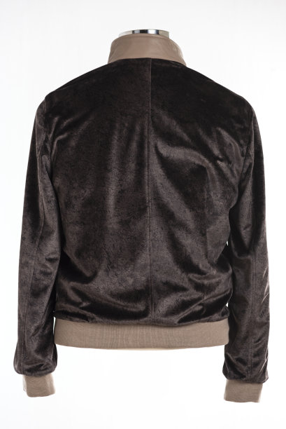 黑色大衣孤立在白色背景。图片下载