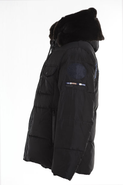 黑色大衣孤立在白色背景。图片下载