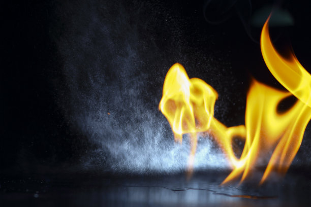 向火焰中喷水图片下载