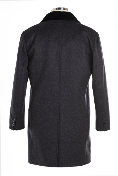 黑色大衣孤立在白色背景。图片下载