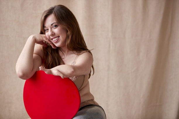 自信自然的身体积极的女性与假肢在内衣坐在椅子上图片下载