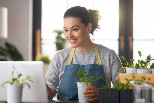 照料植物的女性图片下载