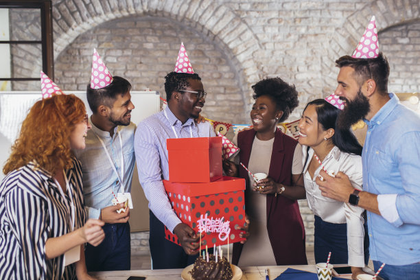 商务人士在办公室为同事庆祝生日图片下载