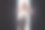 美丽的美女金发卷曲的长发女子在一件紧身的白色短连衣裙的背景下打开在黑色的墙壁。长长的金发在风中飘动图片下载
