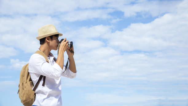 背靠年轻人看海、度假的生活方式理念图片下载