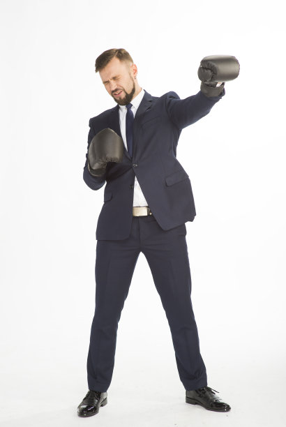 商人穿着西装，戴着拳击手套，在白色背景上摆姿势，完全成长着各种情绪图片下载