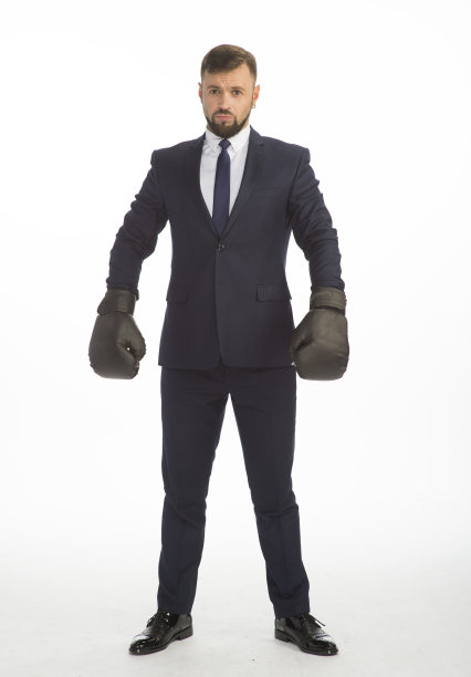 商人穿着西装，戴着拳击手套，在白色背景上摆姿势，完全成长着各种情绪图片下载